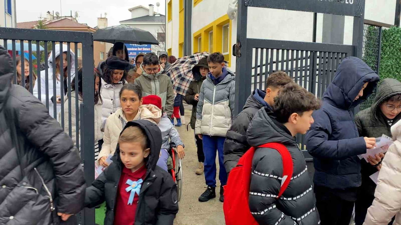 BOLU’DA 2025 EĞİTİM ÖĞRETİM YILININ İLK DÖNEMİNİN SONA ERMESİYLE BİRLİKTE ÖĞRENCİLER KARNE SEVİNCİ...