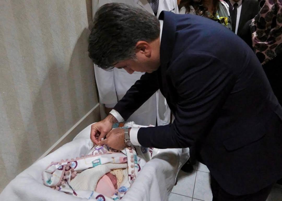 BOLU’DA 2026 YILININ İLK BEBEĞİ, BURAK ÖZOĞUL VE DİLEK ALKAN ÖZOĞUL ÇİFTİNİN DÜNYAYA GELEN EVLADI...