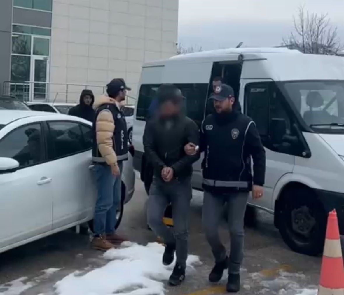 BOLU’DA AFGANİSTAN UYRUKLU 13 KAÇAK GÖÇMEN YAKALANDI. GÖÇMEN KAÇAKÇILIĞI YAPTIKLARI İDDİASIYLA...