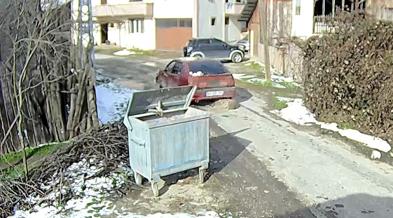 BOLU’DA BİR SÜRÜCÜ, KÖY YOLUNDA UYUYAN KÖPEĞİN ÜZERİNDEN ARACIYLA GEÇTİKTEN SONRA ARKASINA...