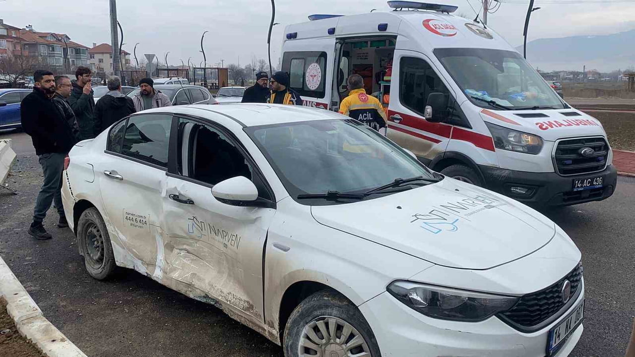 BOLU’DA FARKLI YÖNLERDEN KAVŞAĞA GİREN İKİ OTOMOBİLİN ÇARPIŞMASI SONUCU 1 KİŞİ...