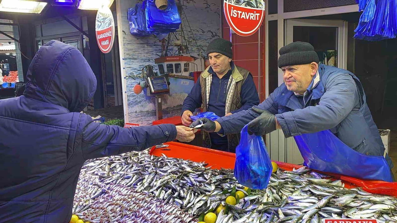 BOLU’DA HALK PAZARINDAKİ BALIK TEZGAHLARINDA OLUMSUZ HAVA KOŞULLARI NEDENİYLE BALIK ÇEŞİTLİLİĞİ...