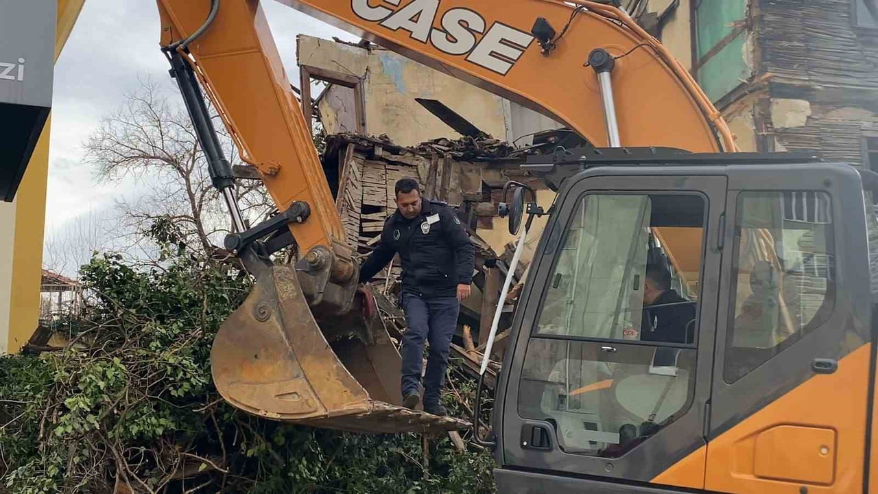 BOLU’DA METRUK BİR BİNANIN YIKIMI SIRASINDA DUVARDA ASILI TÜRK BAYRAĞINI FARK EDİNCE ÇALIŞMAYI...