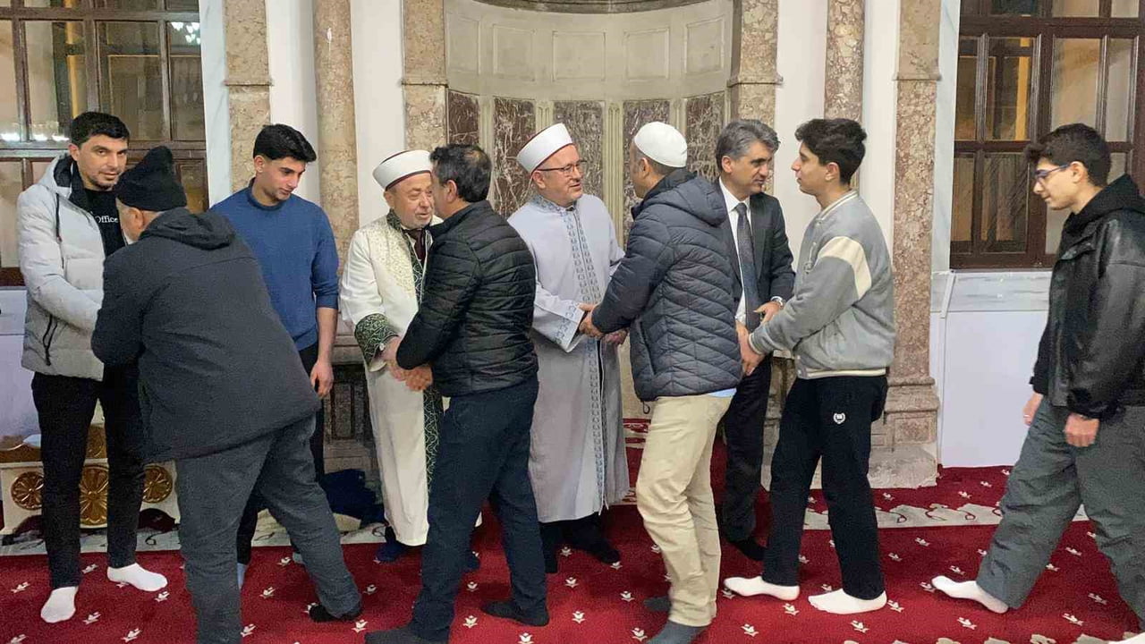 BOLU’DA MİRAÇ KANDİLİ’NDE CAMİLERE AKIN EDEN VATANDAŞLAR ELLERİNİ SEMAYA AÇARAK DUALAR...