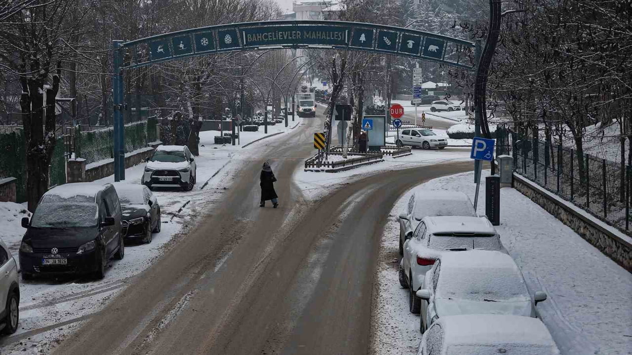 BOLU’DA ŞEHİR MERKEZİNDE ARALIKLARLA KAR YAĞIŞI ETKİLİ OLUYOR. BEYAZ ÖRTÜYLE KAPLANAN KENT...