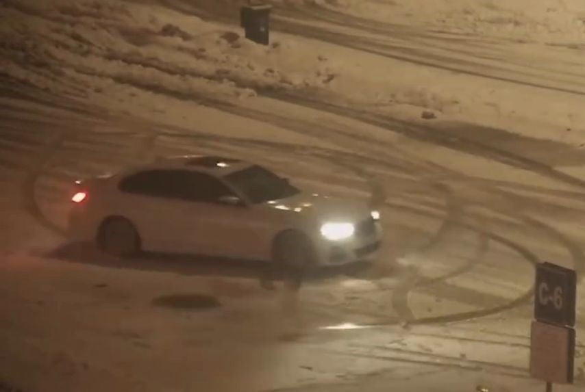 BOLU’DA TEM OTOYOLU ÜZERİNDEKİ BİR DİNLENME TESİSİNİN KARLA KAPLI OTOPARKINDA DRİFT ATAN İKİ...