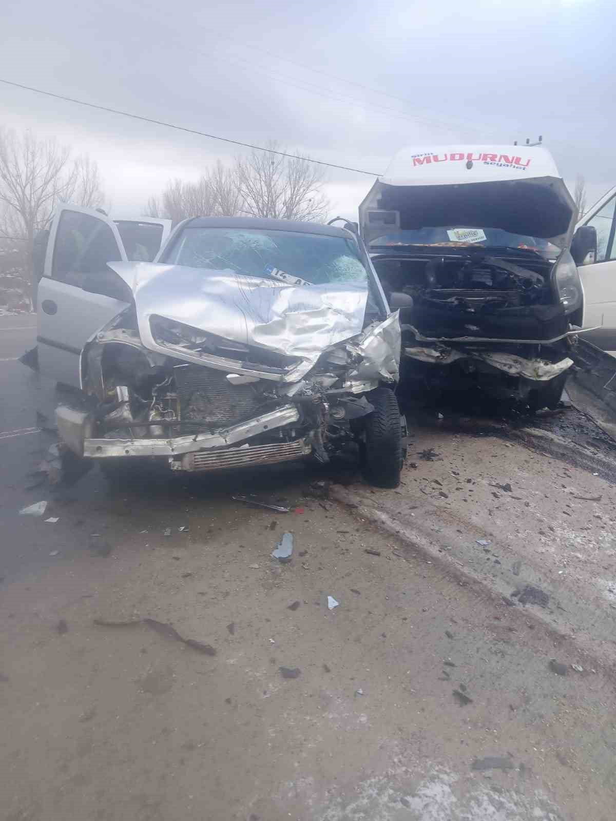 BOLU-MUDURNU KARA YOLUNDA OTOMOBİL İLE MİNİBÜSÜN ÇARPIŞMASI NETİCESİNDE MEYDANA GELEN KAZADA 1’İ...