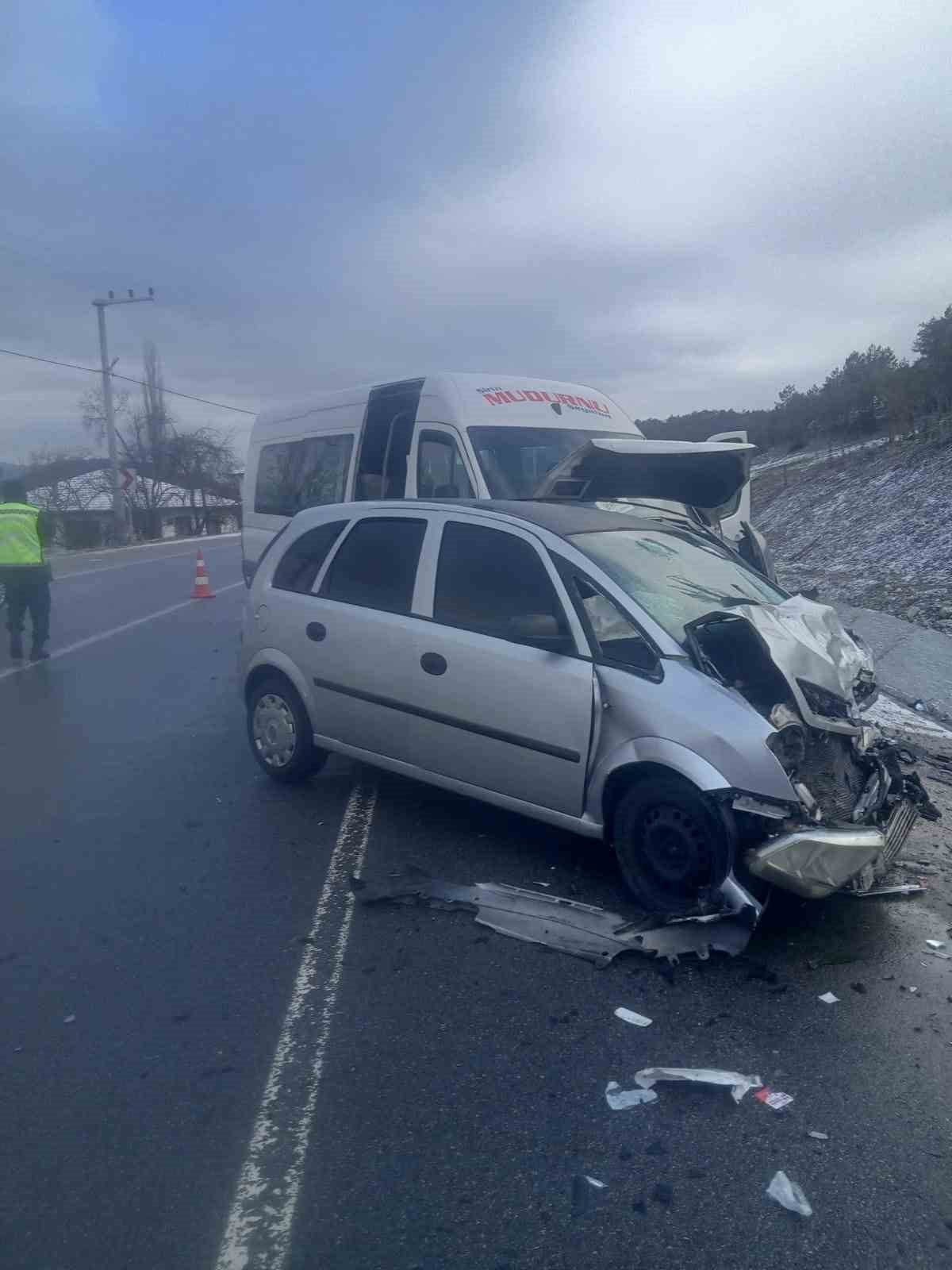 BOLU-MUDURNU KARA YOLUNDA OTOMOBİL İLE MİNİBÜSÜN ÇARPIŞMASIYLA 1’İ AĞIR 10 KİŞİ YARALANDIĞI...