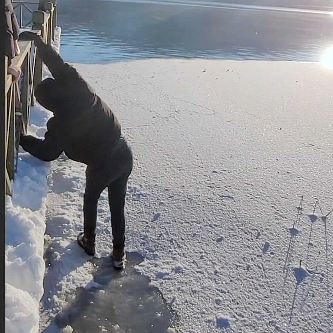 BOLU’NUN DOĞA HARİKASI ABANT GÖLÜ MİLLİ PARKI’NDA DONMUŞ GÖLÜN ÜZERİNE ÇIKAN BİR GENÇ, YÜREKLERİ...