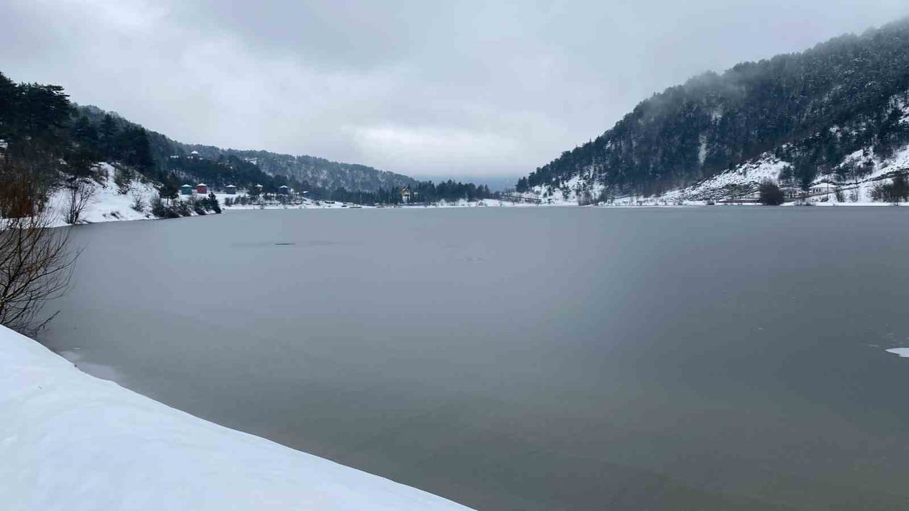 BOLU’NUN GÖYNÜK İLÇESİNDE BULUNAN VE DOĞAL GÜZELLİĞİYLE BİLİNEN ÇUBUK GÖLÜ TABİAT PARKI, HAVA...