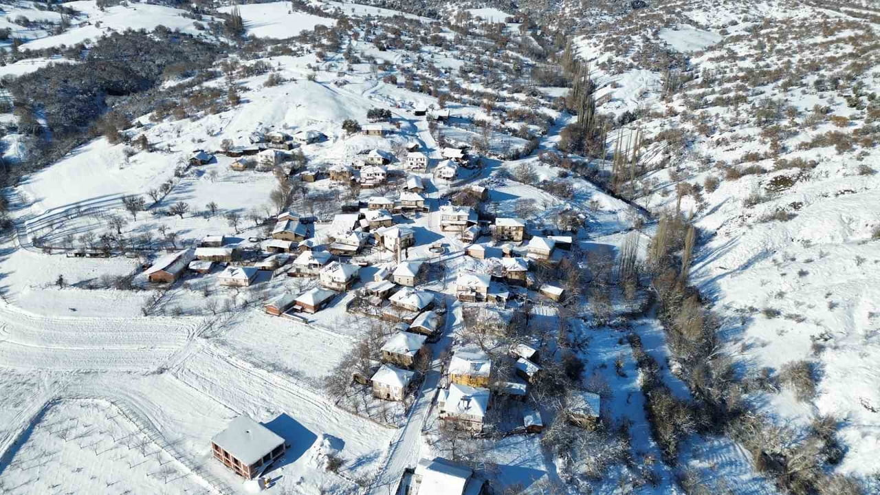 BOLU’NUN GÖYNÜK İLÇESİNE BAĞLI KARAFAKILAR KÖYÜ, KAR YAĞIŞININ ARDINDAN BEYAZ ÖRTÜYLE KAPLANDI....