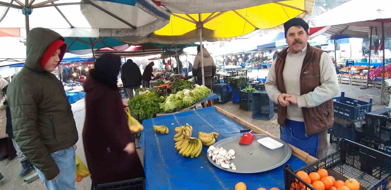 BOLU’NUN MUDURNU İLÇESİNDE PAZARCI MEHMET KARADAYI, 2025-2026 EĞİTİM ÖĞRETİM YILININ İLK DÖNEMİNİN...