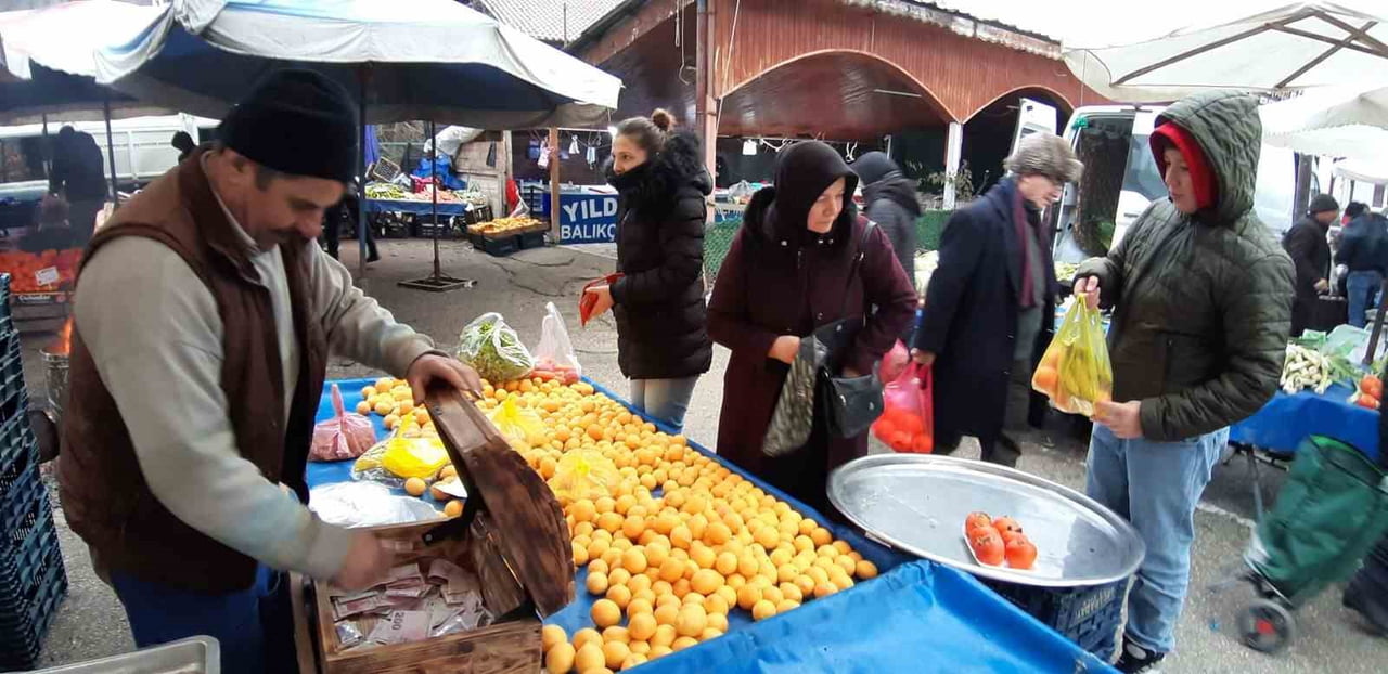 BOLU’NUN MUDURNU İLÇESİNDE PAZARCI MEHMET KARADAYI, 2025-2026 EĞİTİM ÖĞRETİM YILININ İLK DÖNEMİNİN...