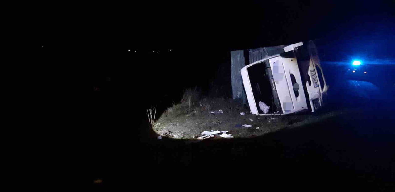 BOLU’NUN MUDURNU İLÇESİNDE SÜRÜCÜSÜNÜN DİREKSİYON HAKİMİYETİNİ KAYBETMESİ SONUCU KAMYON ŞARAMPOLE...