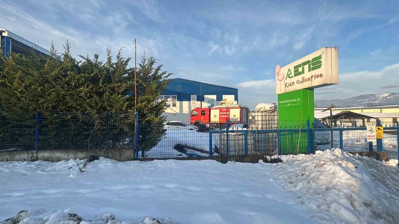 BOLU ORGANİZE SANAYİ BÖLGESİ’NDE (OSB) BİR MOBİLYA İMALAT FABRİKASINDA ÇIKAN YANGIN KISA SÜRELİ...