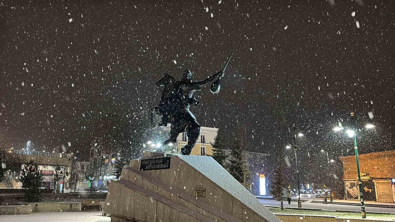 BOLU ŞEHİR MERKEZİNDE GECE SAATLERİNDE KAR YAĞIŞI BAŞLADI.