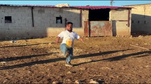 Boyu kısa ama yeteneği büyük: Mesafe tanımadan futbol topuyla her hedefi tutturuyor