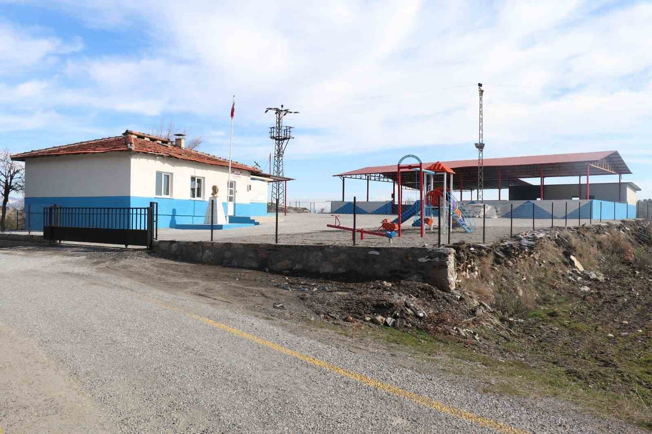 BOZDOĞAN BELEDİYESİ, KIZILTEPE MAHALLESİ’NDE BULUNAN SOSYAL TESİSTE YENİLEME ÇALIŞMALARINI...