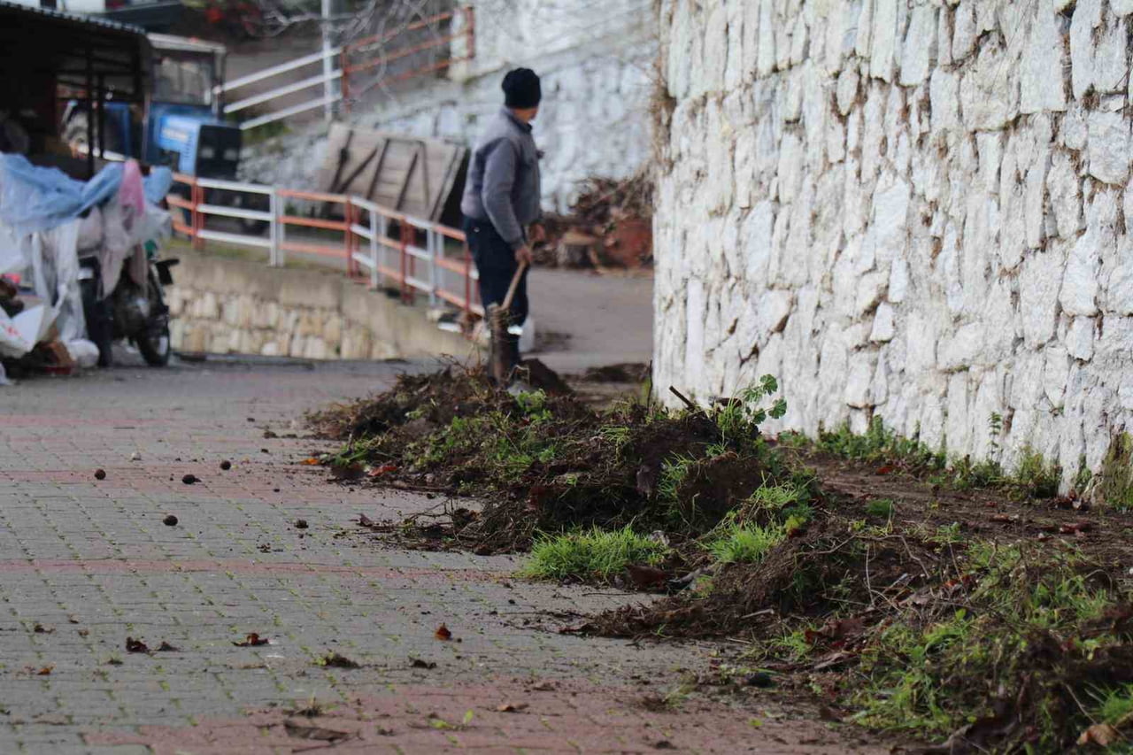 BOZDOĞAN BELEDİYESİ’NDEN MADRAN MAHALLESİ’NDE KAPSAMLI TEMİZLİK ÇALIŞMASI