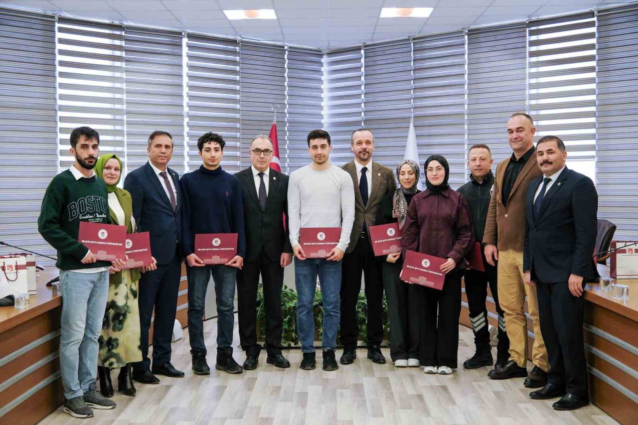 BŞEÜ’DE SATRANÇ ETKİNLİĞİNDE BAŞARI GÖSTERENLER ÖDÜLLENDİRİLDİ