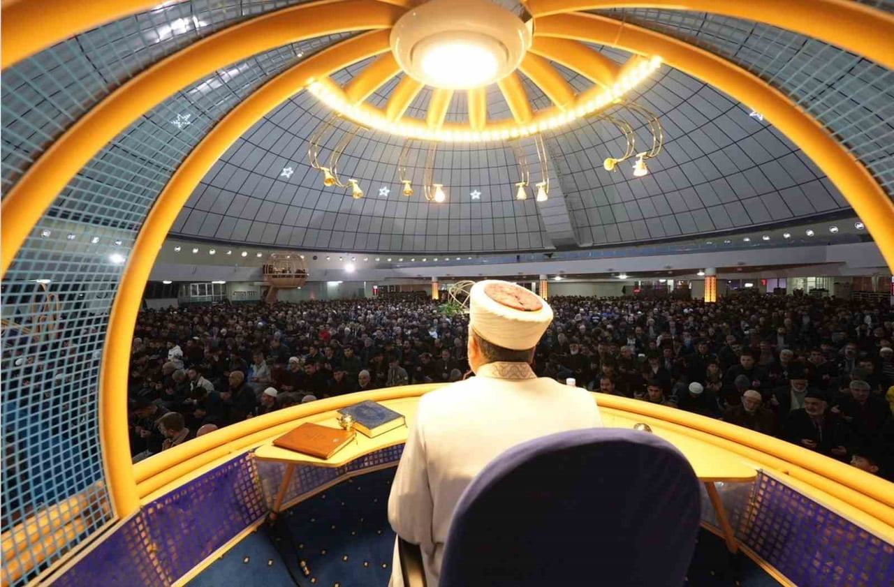 BU HAFTAKİ CUMA HUTBESİNDE "NAMAZ MÜMİNİN MİRACIDIR" MESAJI