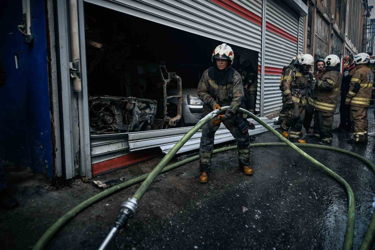 BUCA SEYHAN MAHALLESİ’NDE BİR OTO TAMİRCİ DEPOSUNDA ÇIKAN YANGIN, İTFAİYE EKİPLERİNİN...