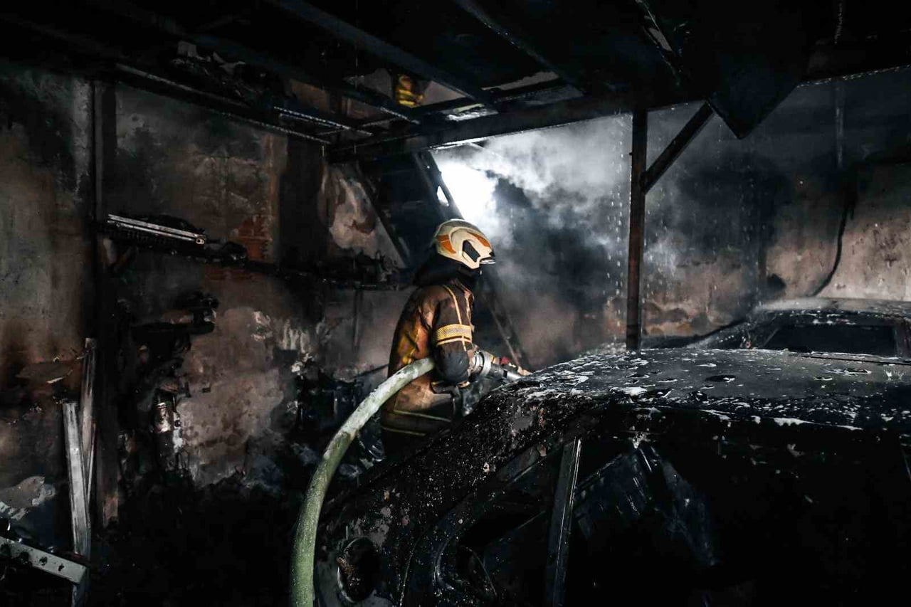 BUCA SEYHAN MAHALLESİ’NDE BİR OTO TAMİRCİ DEPOSUNDA ÇIKAN YANGIN, İTFAİYE EKİPLERİNİN...