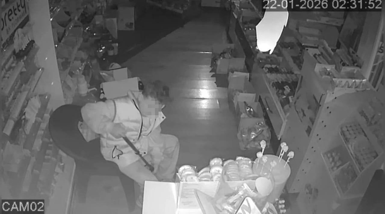 BÜFEYE GİREN ÇOCUK TOP ALDI ŞİŞİRDİ, BÜFE SAHİBİ ŞİKAYETÇİ OLMADI