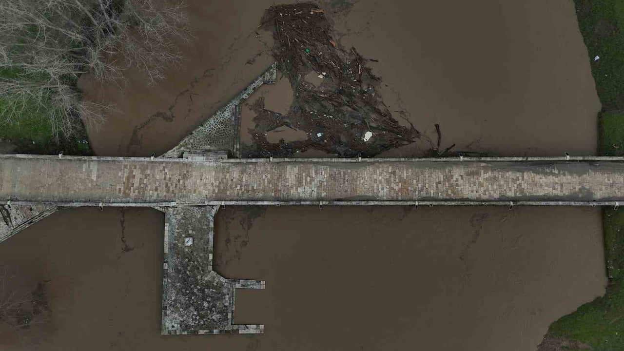 BULGARİSTAN'DA ETKİLİ OLAN YAĞIŞLARIN ARDINDAN TUNCA NEHRİ'NİN DEBİSİ KISA SÜREDE YAKLAŞIK 6 KAT...