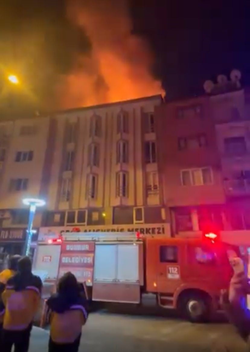 BURDUR'DA 4 KATLI BİR APARTMANIN ÇATISINDA ÇIKAN YANGIN İTFAİYE EKİPLERİNİN UZUN UĞRAŞLARI SONUCU...