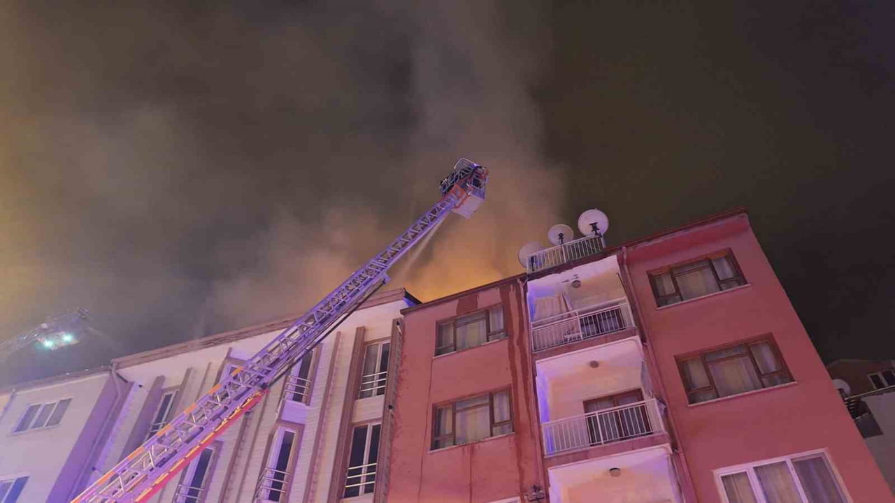 BURDUR'DA 4 KATLI BİR APARTMANIN ÇATISINDA ÇIKAN YANGIN İTFAİYE EKİPLERİNİN UZUN UĞRAŞLARI SONUCU...