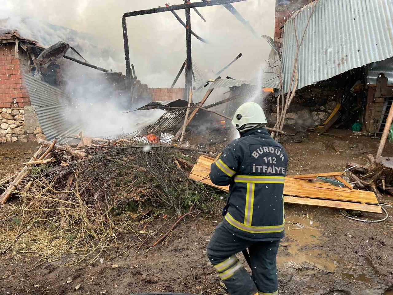 BURDUR'DA BİR EVDE ÇIKAN YANGIN KISA SÜREDE BİTİŞİĞİNDE BULUNAN AHIRA DA SIÇRARKEN YANGIN İTFAİYE...