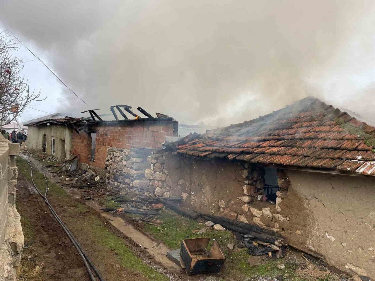 BURDUR'DA BİR EVDE ÇIKAN YANGIN KISA SÜREDE BİTİŞİĞİNDE BULUNAN AHIRA DA SIÇRARKEN YANGIN İTFAİYE...