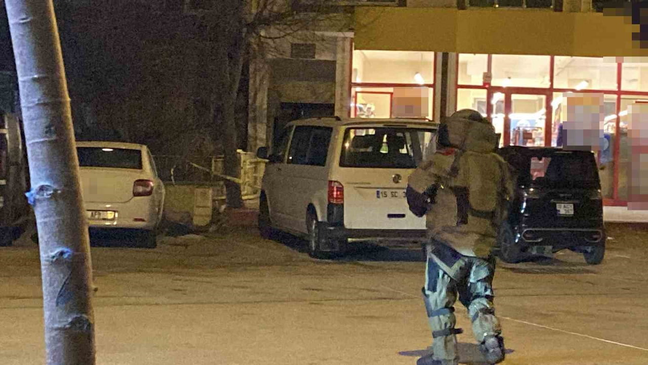 BURDUR'DA CADDE ÜZERİNDE BIRAKILAN ŞÜPHELİ ÇANTA, POLİS EKİPLERİNCE FÜNYEYLE PATLATILDI. ÇANTANIN...