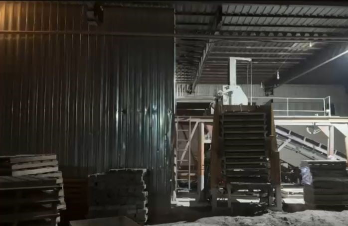 BURDUR'DA KİLİT PARKE ÜRETİM TESİSİNDE BİR İŞÇİ PRES MAKİNESİNE SIKIŞARAK YARALANDI.