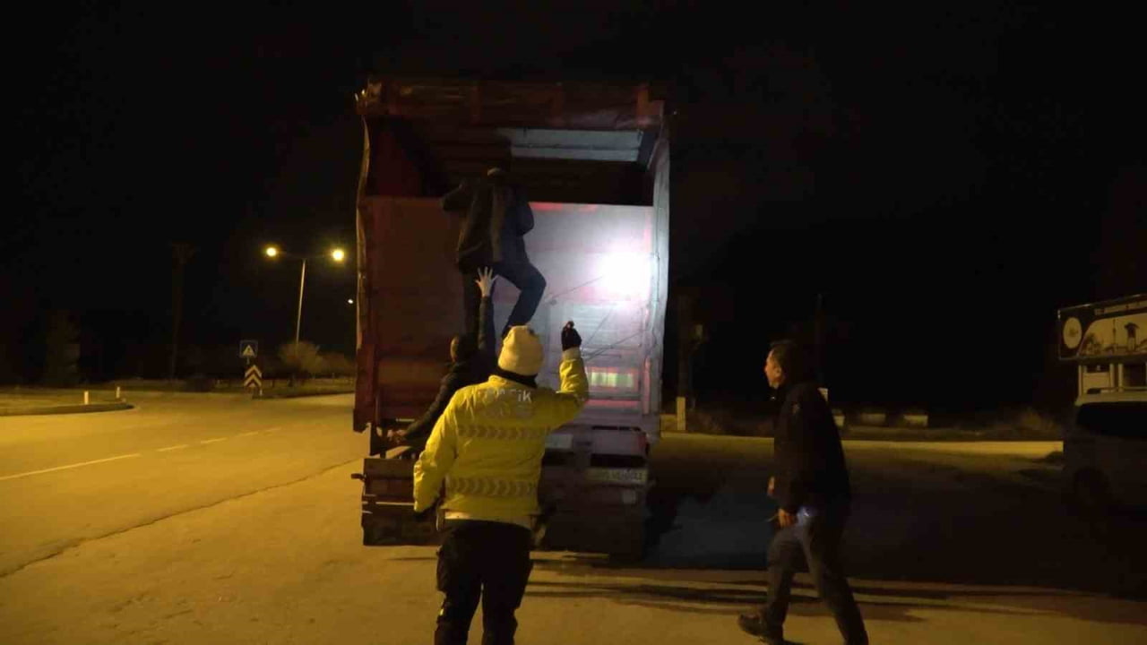 BURDUR'DA ŞAP HASTALIĞI NEDENİYLE KARANTİNA ALTINDAKİ BÖLGEDE İZİNSİZ VE KÜPESİZ HAYVAN TAŞIYAN...