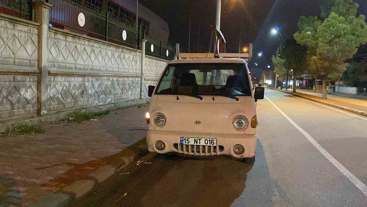 BURDUR'DA UYGULAMA YAPAN POLİSLERİ GÖREN SÜRÜCÜ, KAMYONETİNİ KALDIRIMA PARK EDERKEN POLİS DİKKATİ...