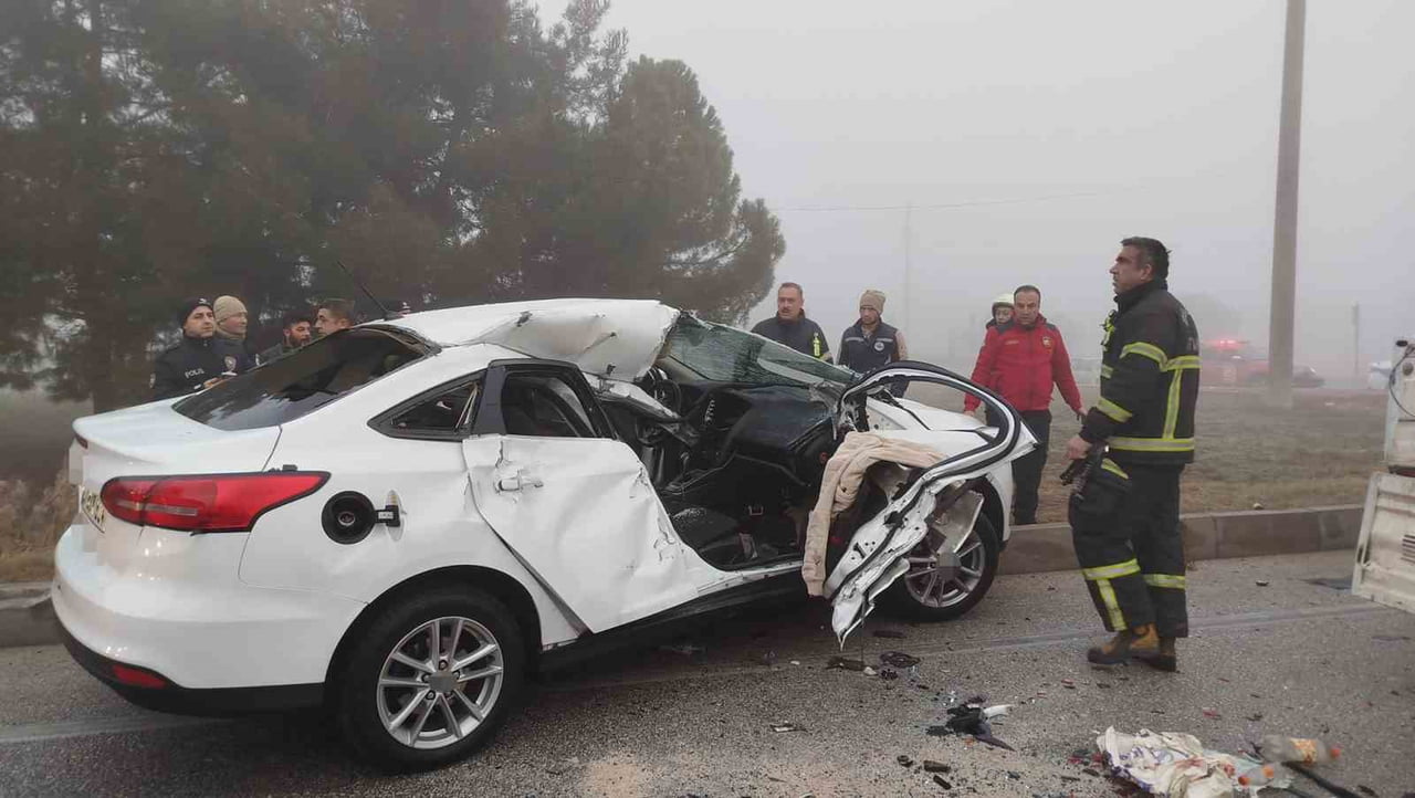 BURDUR'DA YOĞUN SİSTEN DOLAYI 4 ARACIN KARIŞTIĞI ZİNCİRLEME TRAFİK KAZASINDA 1'İ AĞIR OLMAK ÜZERE...