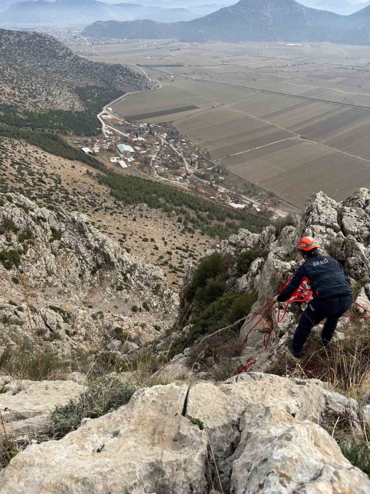 BURDUR'UN BUCAK İLÇESİNDE DAĞLIK ALANDA MAHSUR KALAN GEBE KEÇİ, EKİPLER TARAFINDAN KURTARILARAK...