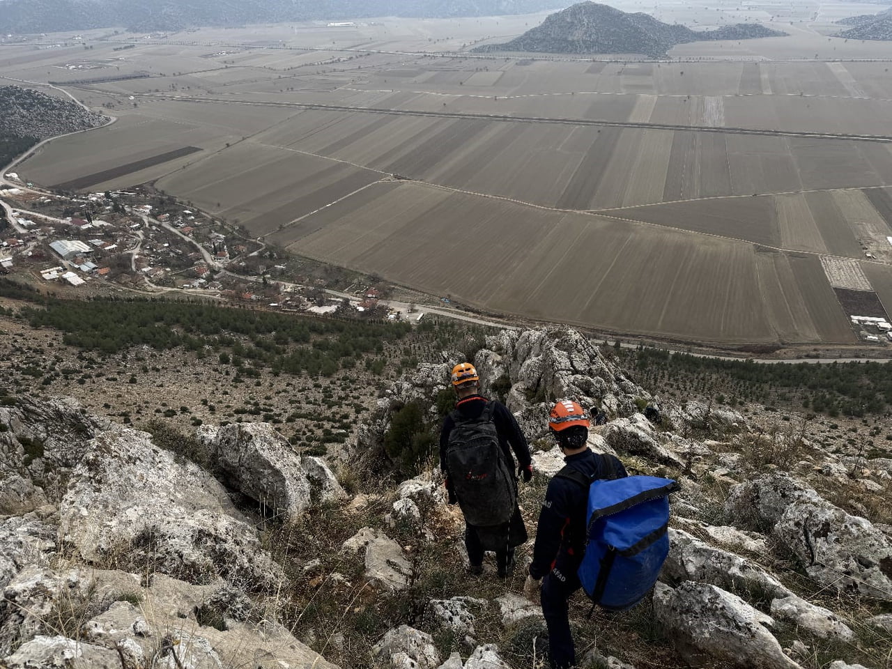 BURDUR'UN BUCAK İLÇESİNDE DAĞLIK ALANDA MAHSUR KALAN GEBE KEÇİ, EKİPLER TARAFINDAN KURTARILARAK...