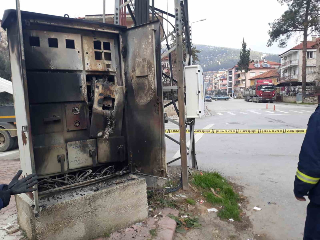 BURDUR'UN BUCAK İLÇESİNDE TRAFODA ÇIKAN YANGIN İTFAİYE EKİPLERİ TARAFINDAN SÖNDÜRÜLDÜ.