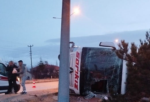 BURDUR'UN ÇAVDIR İLÇESİNDE YOLCU OTOBÜSÜNÜN DEVRİLMESİ SONUCU 12 KİŞİ YARALANDI.