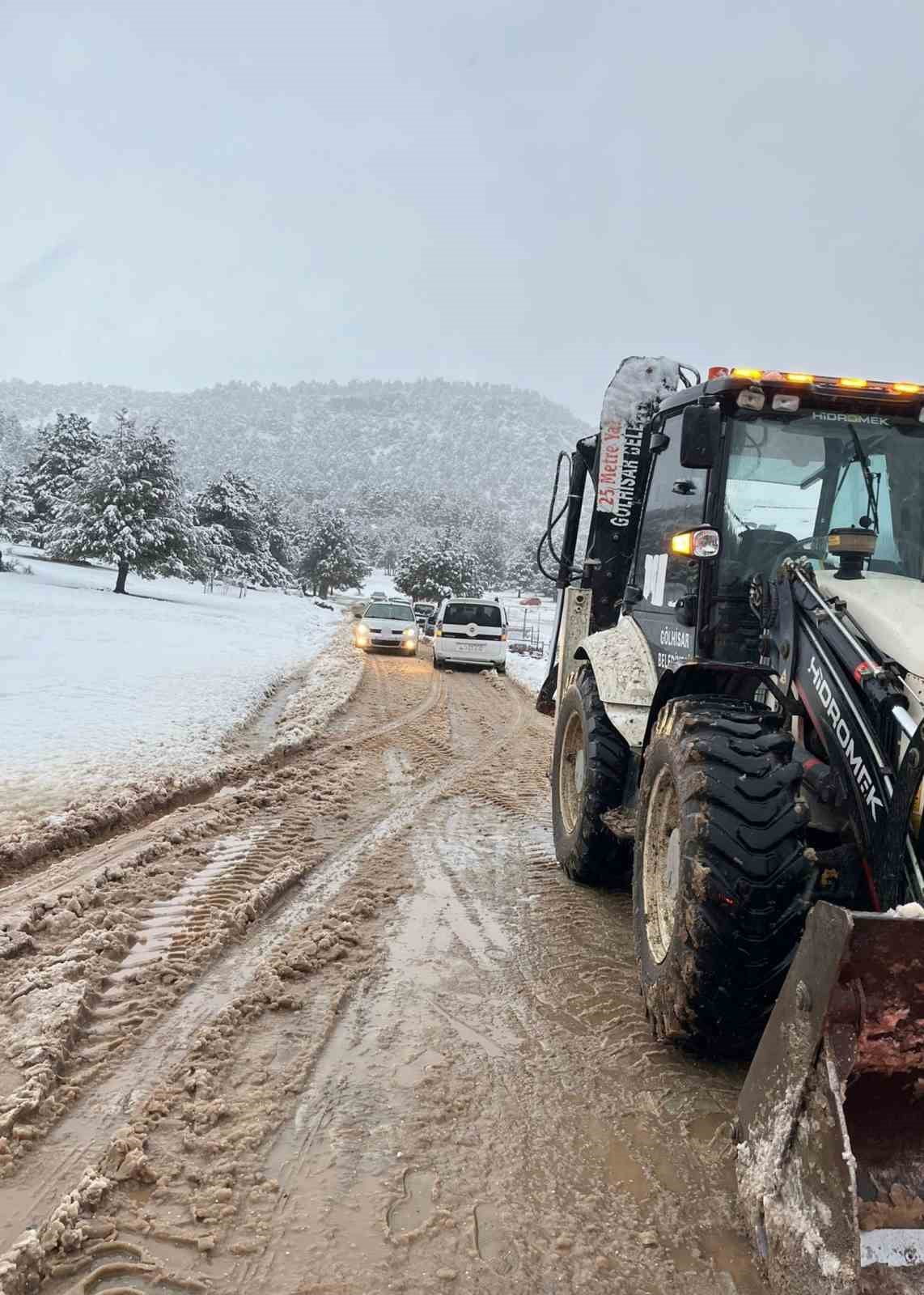 BURDUR'UN GÖLHİSAR VE ÇAVDIR İLÇELERİNDE KAR YAĞIŞI NEDENİYLE MAHSUR KALAN VATANDAŞLAR EKİPLER...