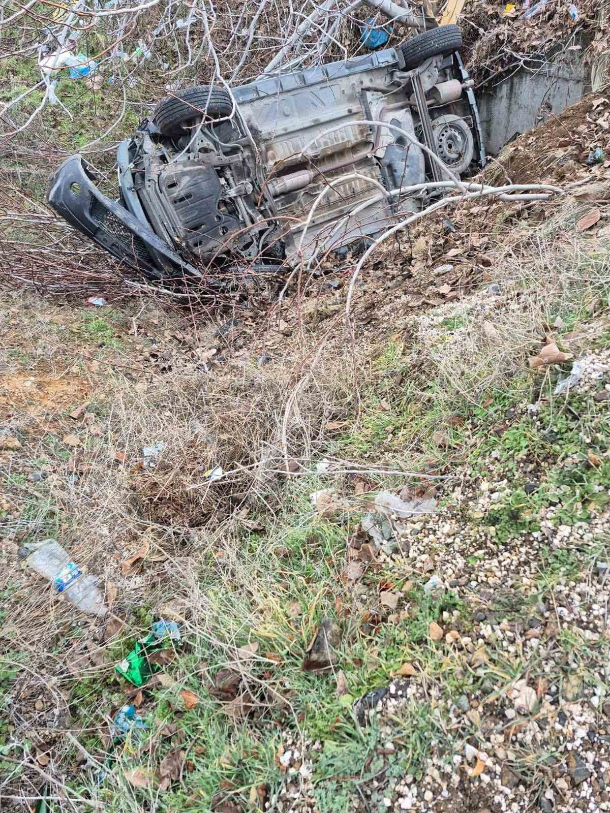 BURDUR’UN ÇAVDIR İLÇESİNDE ŞARAMPOLE DEVRİLEN OTOMOBİLDEKİ 4 KİŞİ YARALANDI.