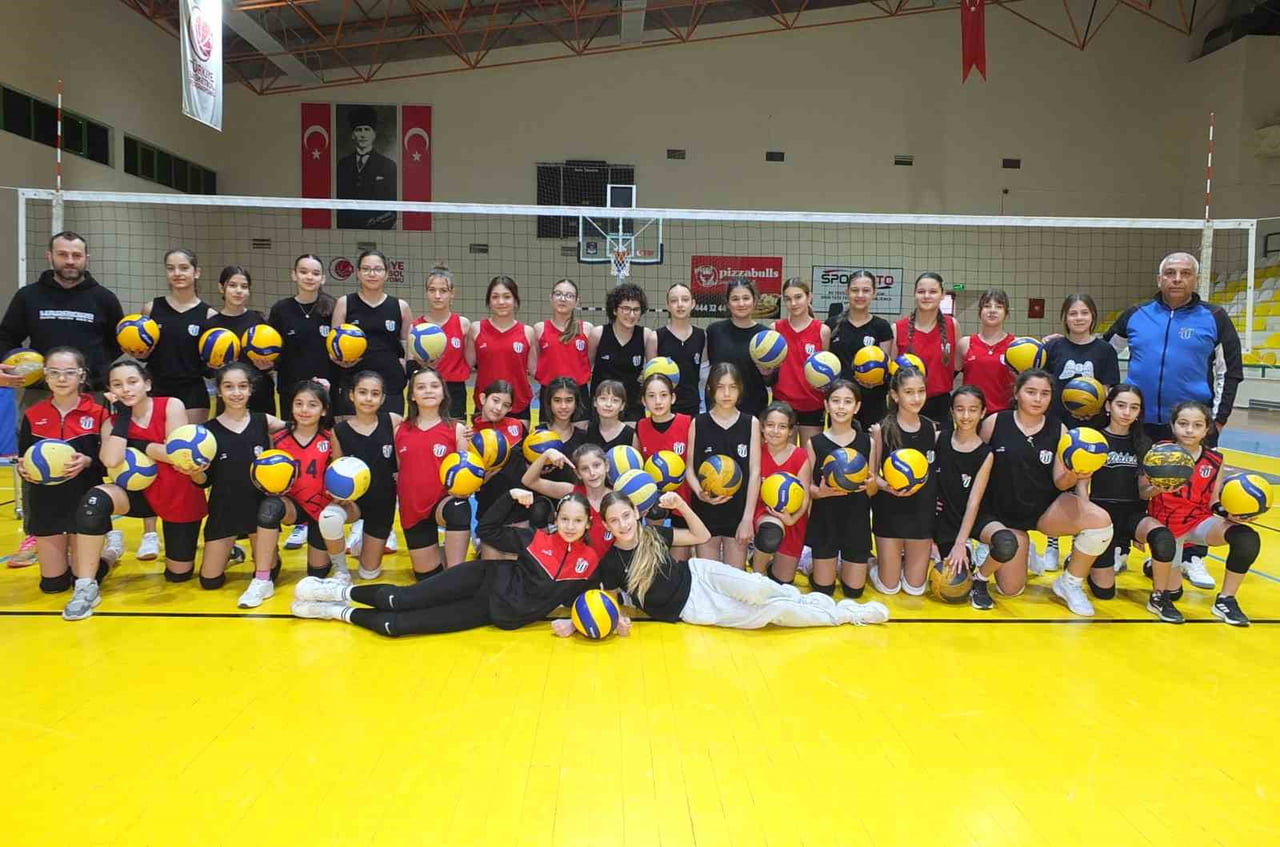 BURHANİYE İLÇE GENÇLİK VE SPOR MÜDÜRLÜĞÜ ATATÜRK SPOR SALONU'NDA BAŞLATTIĞI KIŞ SPOR OKULLARINA...