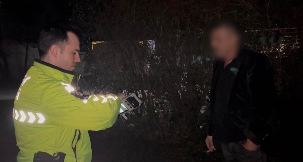 BURSA'DA ALKOL UYGULAMASI YAPAN TRAFİK EKİPLERİNİ GÖREN KAMYONET SÜRÜCÜSÜ, OTOPARKA GİREREK...