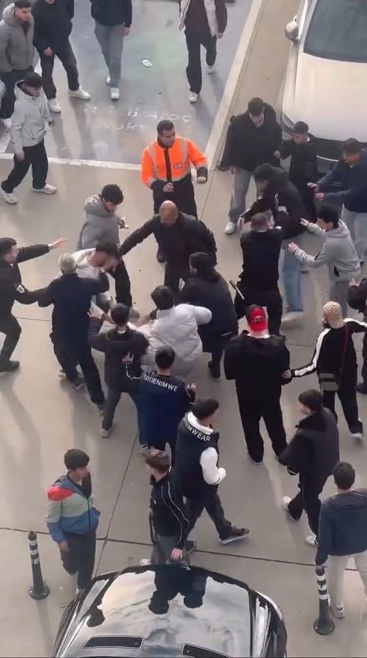 BURSA'DA BİR AVM'NİN OTOPARKINDA BİR BİRİNE GİREN GENÇLER, HERKESE KORKU DOLU ANLAR YAŞATTI.