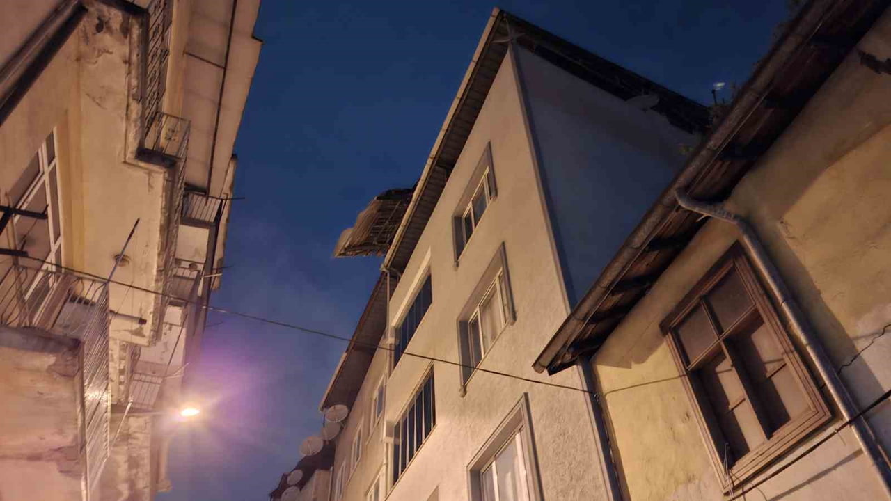 BURSA'DA ETKİLİ OLAN LODOS, ÖNÜNE NEYİ KATTIYSA YIKIP GEÇİYOR. 5 KATLI APARTMANIN ÇATISI LODOS...