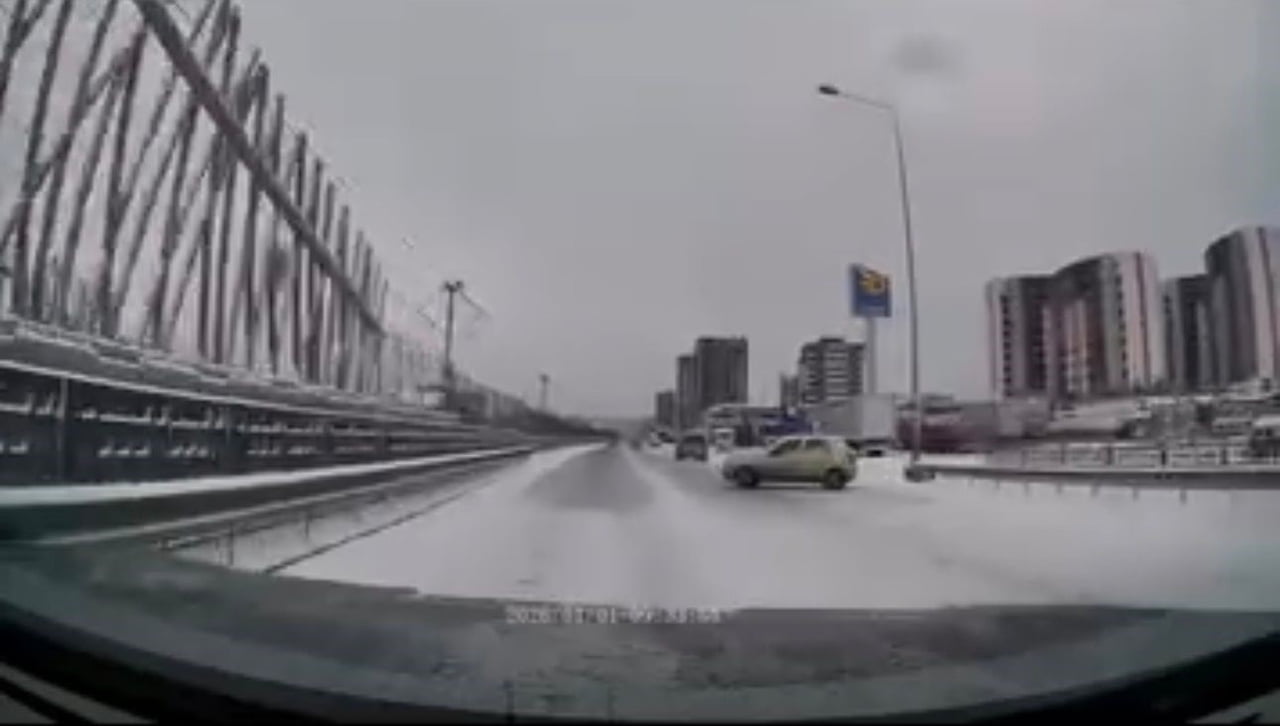 BURSA'DA ETKİLİ OLAN YOĞUN KAR YAĞIŞI VE BUZLANMA NEDENİYLE ŞEHİR MERKEZİNDE PEŞ PEŞE TRAFİK...