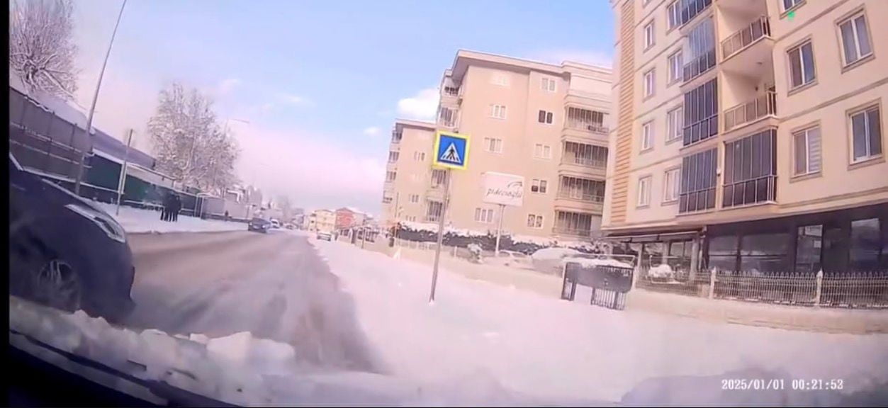 BURSA'DA ETKİLİ OLAN YOĞUN KAR YAĞIŞI VE BUZLANMA NEDENİYLE ŞEHİR MERKEZİNDE PEŞ PEŞE TRAFİK...